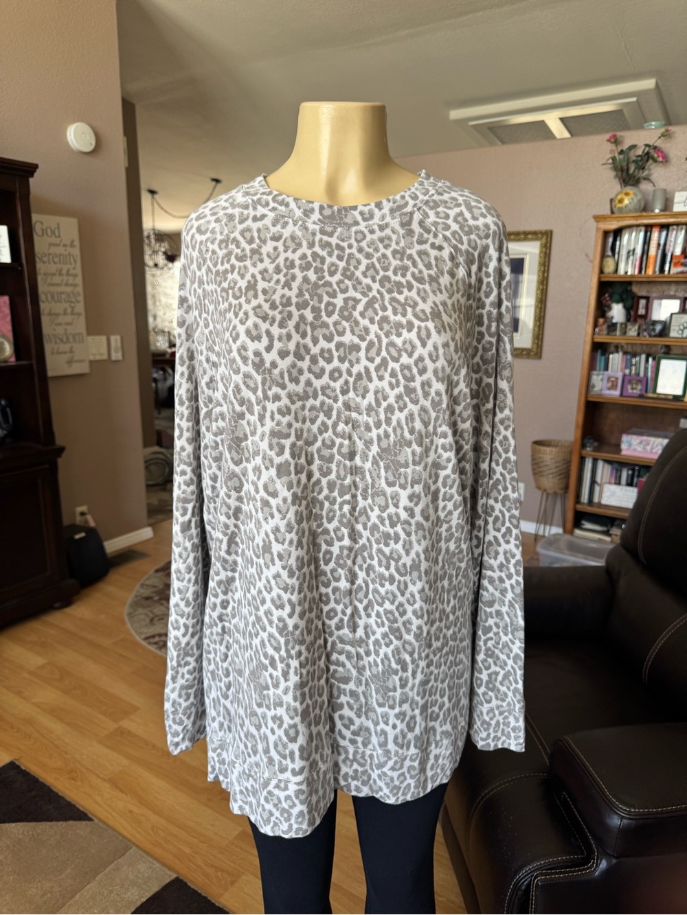 Tahari gray & white leopard print long sleeve tunic-size XL